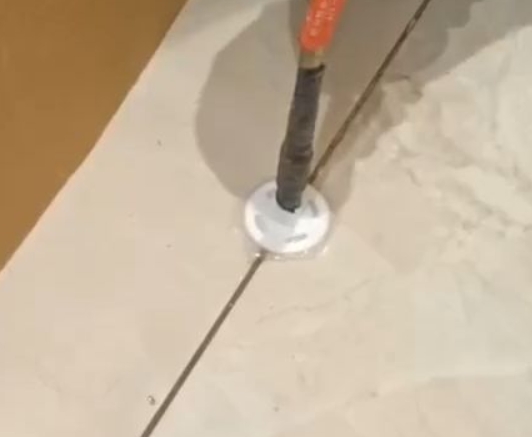 日照瓷砖空鼓维修公司专业解答瓷砖在铺贴过程中，如果没有涂抹均匀到位的粘结材料（如水泥砂浆或瓷砖胶），可能会导致以下问题